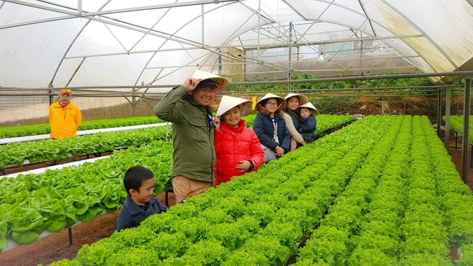Khách tham quan Vườn Huyền Vũ